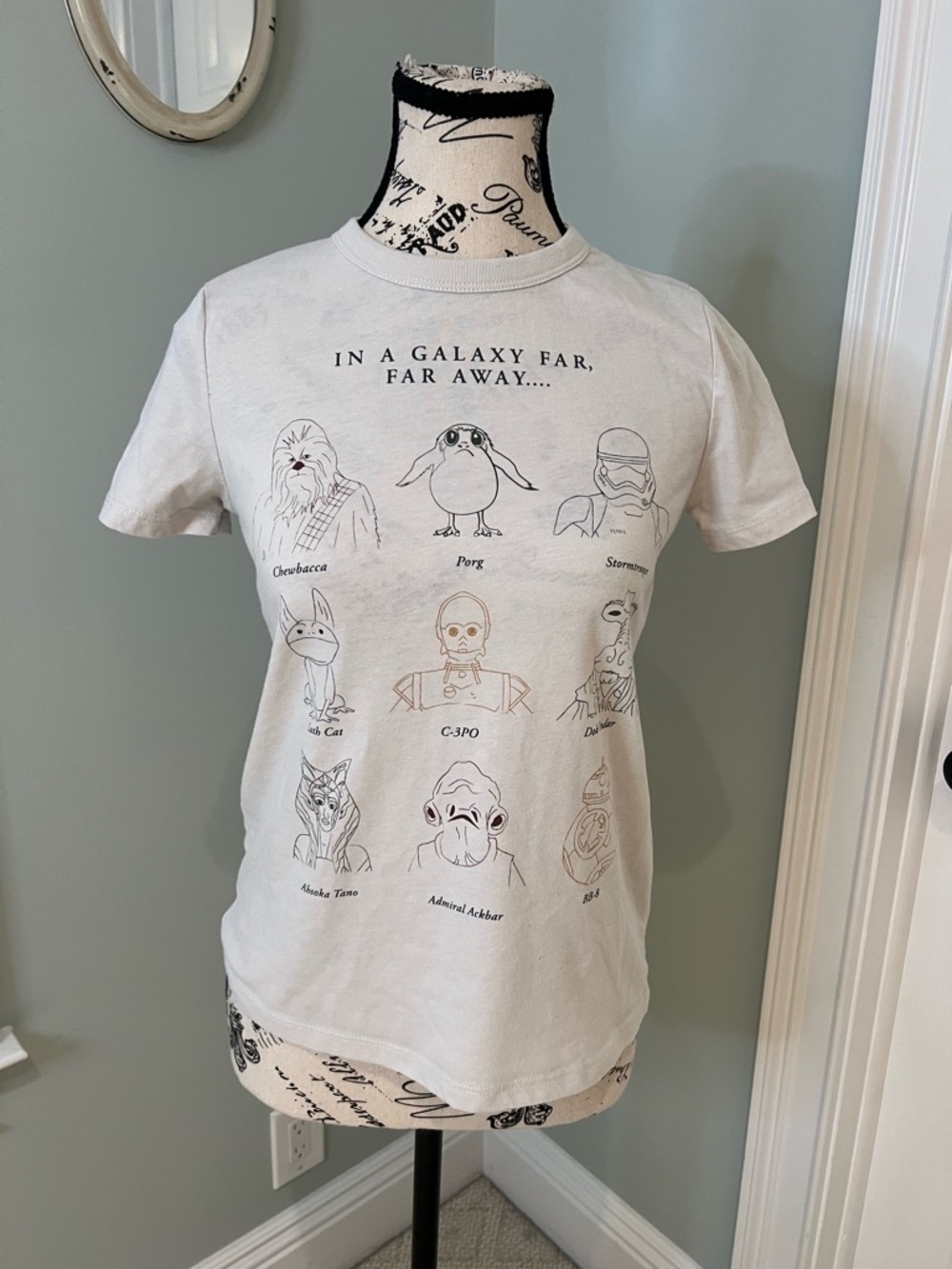 Disney Star Wars Galaxy's Edge character graphic t-shirt | Size XS | Like New